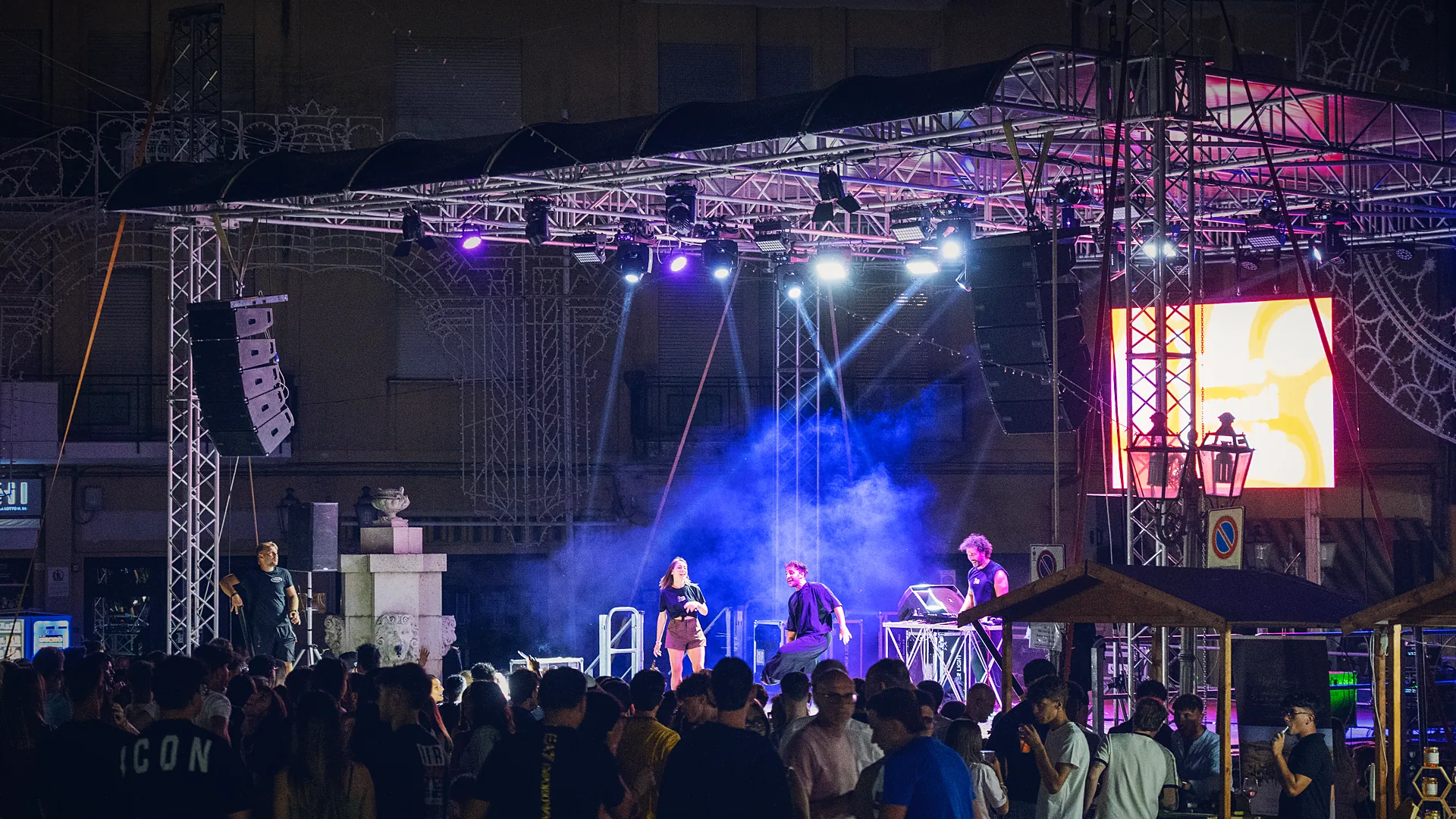 Concerto in piazza: palco con americane, teste mobili, fumo blu e ledwall