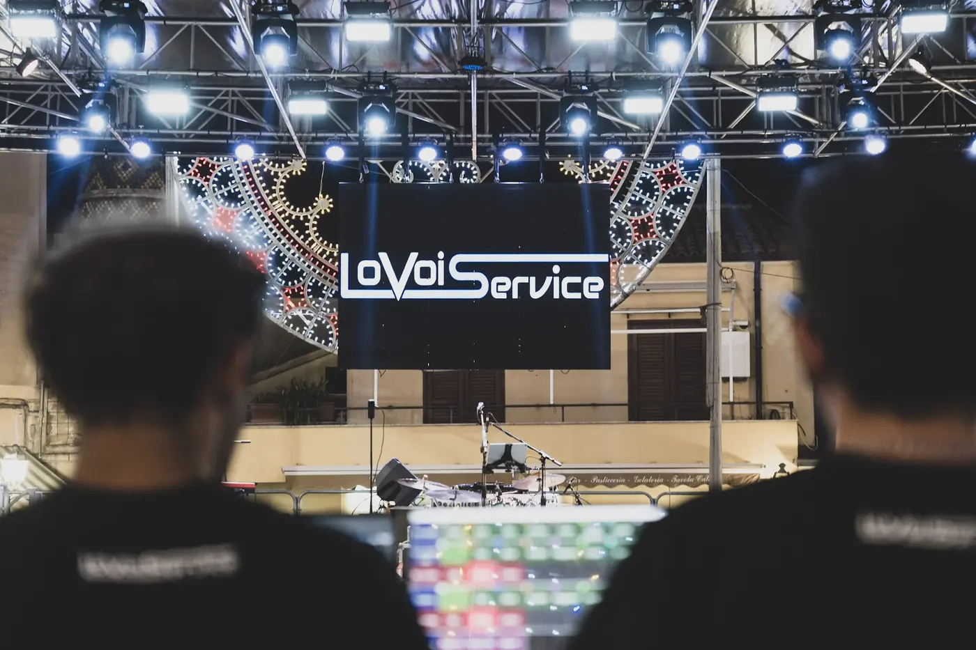 I tecnici di Lo Voi Service in regia, sul ledwall il logo del service