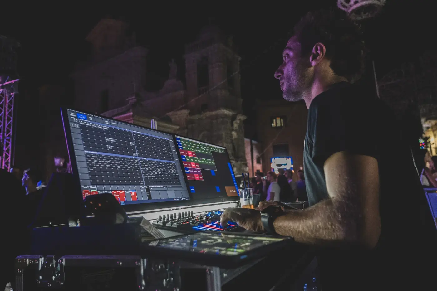 Tecnico al banco luci e alla regia durante un concerto